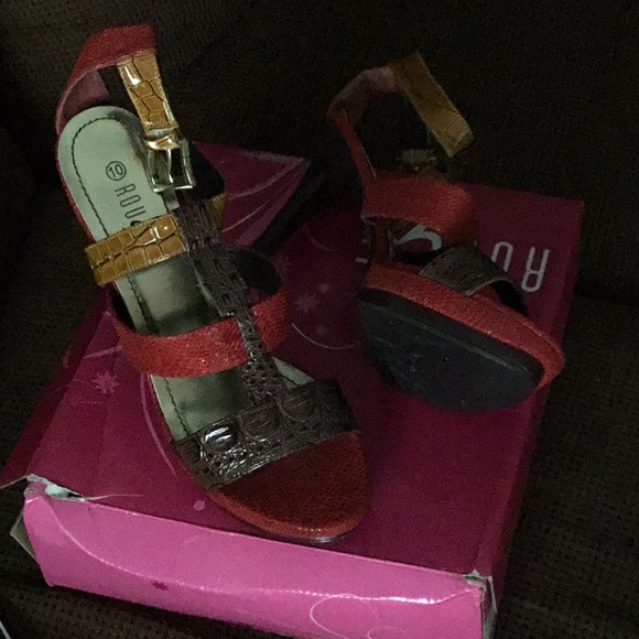 Women’s heals - Picture 2 of 3